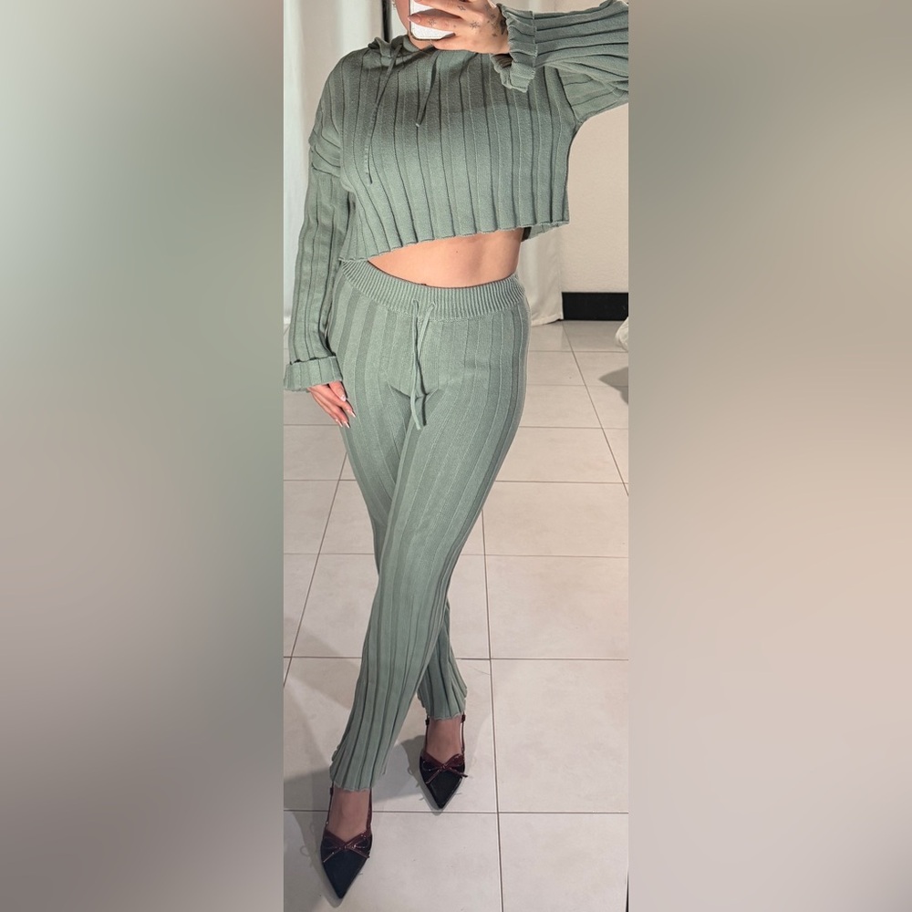 Forever 21 Warm 2 Piece Set. Cropped Hoodie With Pants. - Green
